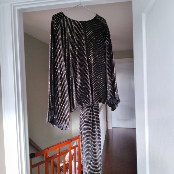 Flounce Velvet and gold sparkle maternity dress - Picture 2 of 4